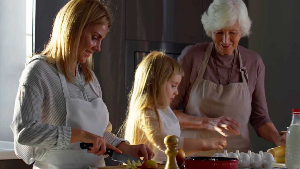 Ppodemos sugerir a nuestros pacientes pequeñas adaptaciones de la dieta para conciliarla con el resto de la familia o incluso complementar con desayunos y meriendas diferentes para los miembros de la familia que no deseen adelgazar